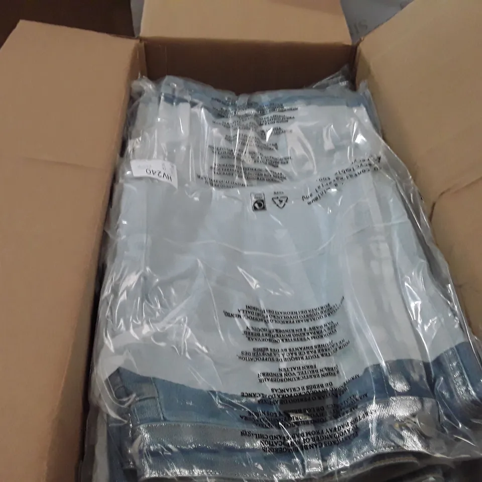 BOXED BRAND NEW MCWILLIAMS DENIM JEANS SIZE 18 BLUE AND SILVER COLOUR APPROXIMATELY 14 PIECES