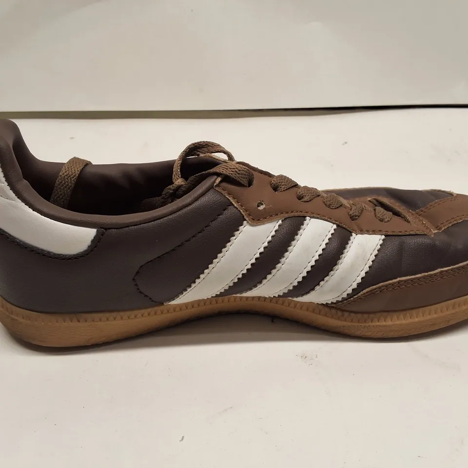 ADIDAS SAMBA TRAINERS – BROWN WITH WHITE STRIPES, UK 5