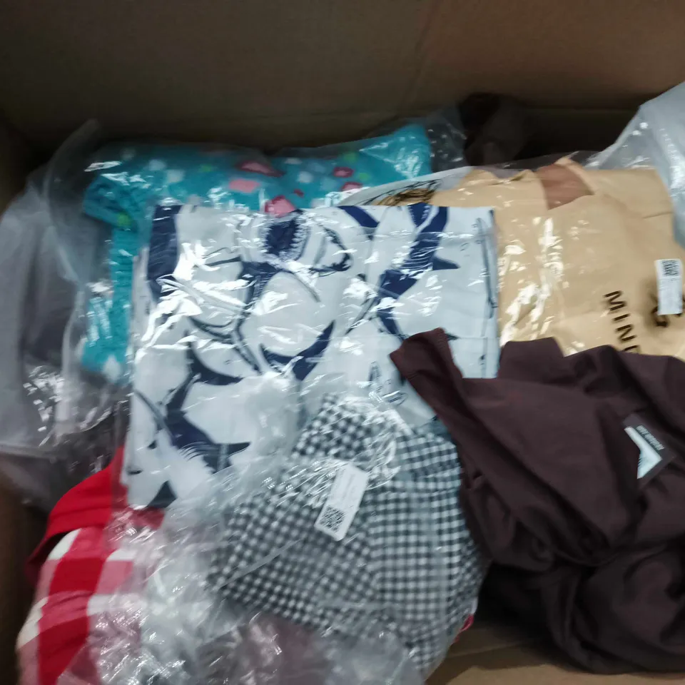 APPROXIMATELY 25 ASSORTED CLOTHING ITEMS IN VARIOUS SIZES, STYLES & COLOURS TO INCLUDE BRANDS SUCH AS NEW LOOK, JBC, MING OU, ETC - COLLECTION ONLY