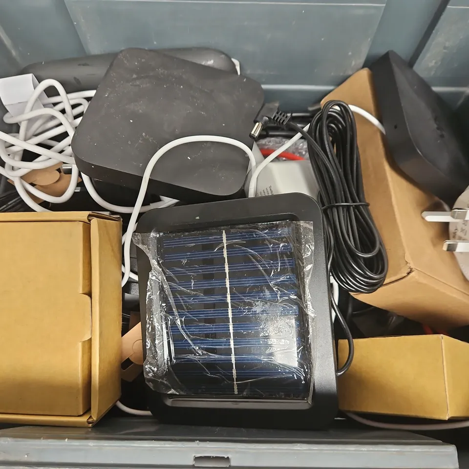 APPROXIMATELY 15 ASSORTED HOUSEHOLD ITEMS TO INCLUDE 1X2 SPLITTER, SKY BOXES, CABLES, ETC