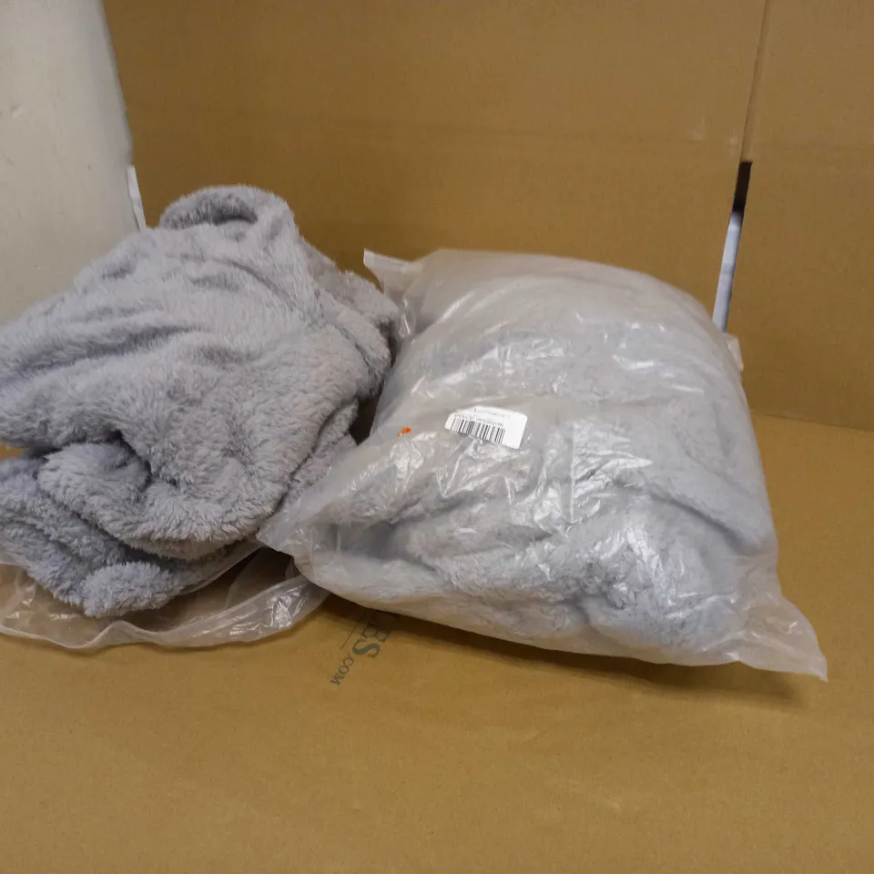2 ASSORTED GREY ONSIES