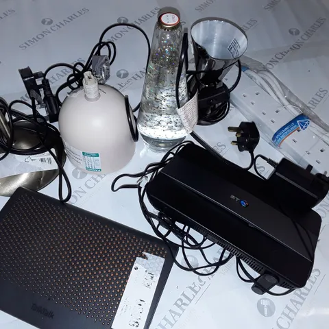 LOT OF 6 ASSORTED TECH ITEMS TO INCLUDE ROUTERS, LIGHTING ITEMS AND EXTENSION LEAD