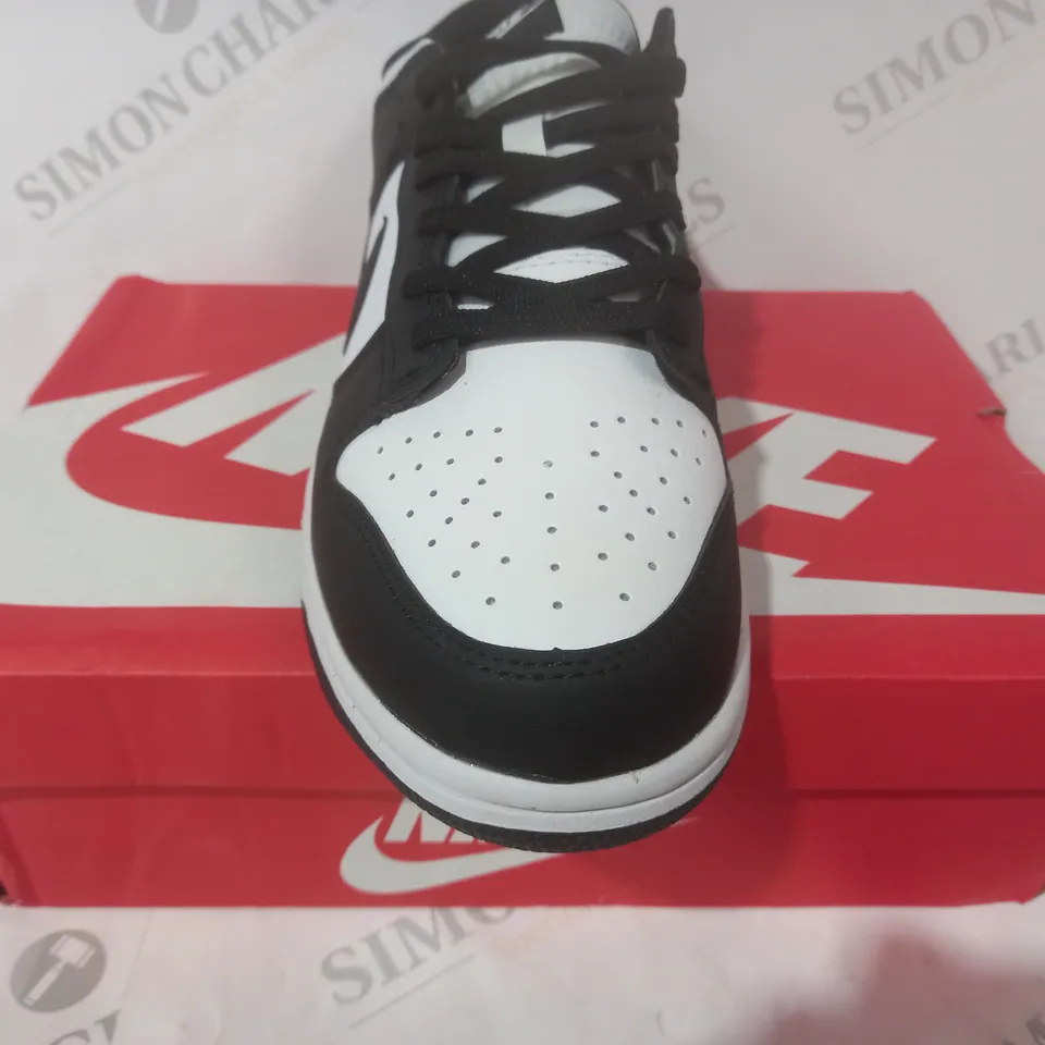 BOXED PAIR OF NIKE DUNK LOW SHOES IN BLACK/WHITE UK SIZE 8