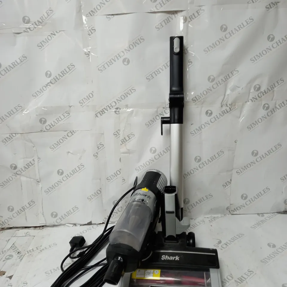 BOXED SHARK STRATOS ANTI HAIR WRAP PET PRO VACUUM CLEANER