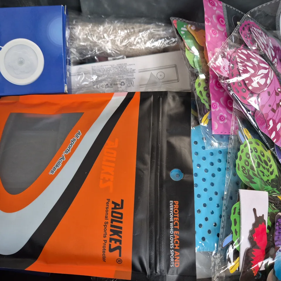 APPROXIMATELY 10 ASSORTED HOUSEHOLD ITEMS TO INCLUDE USB LED LIGHT, PET GROOMING TOOLS, ETC