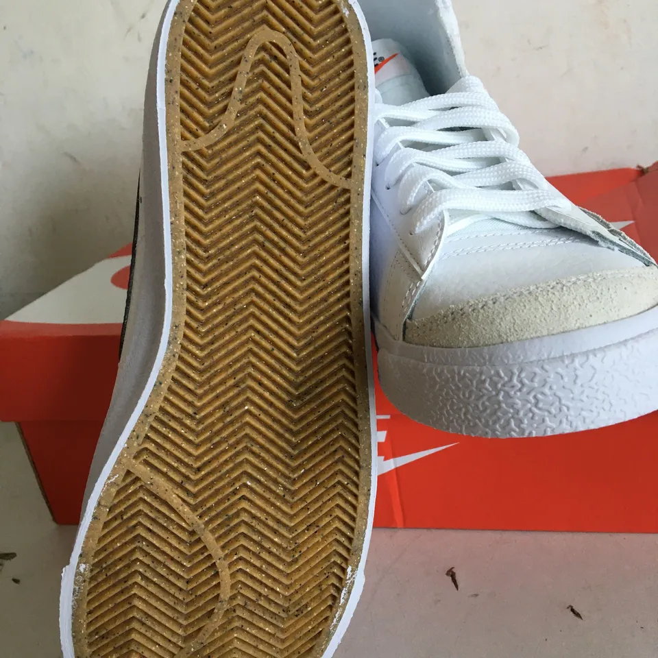 BOXED PAIR OF SIZE 5 NIKE BLAZER MID '77 (GS) TRAINERS