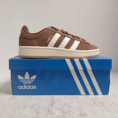 BOXED PAIR OF ADIDAS CAMPUS 00S TRAINERS IN BROWN/WHITE SIZE UK 3.5