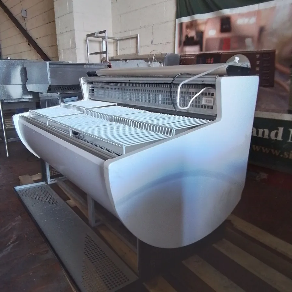 COMMERCIAL TRIMCO TAVIRA II 200 WHITE SLIMLINE SERVE OVER COUNTER WITH CURVED GLASS (UNTESTED)