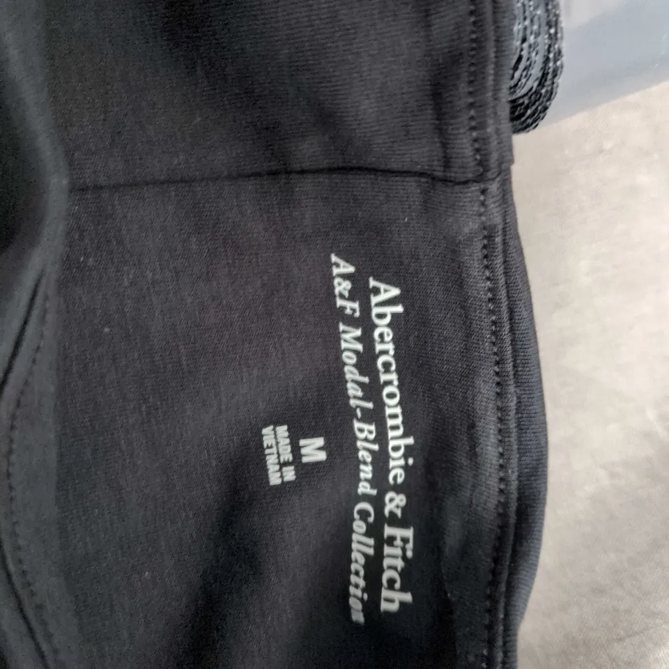 ABERCROMBIE & FITCH BLACK T-SHIRT – MEN’S – UK MEDIUM