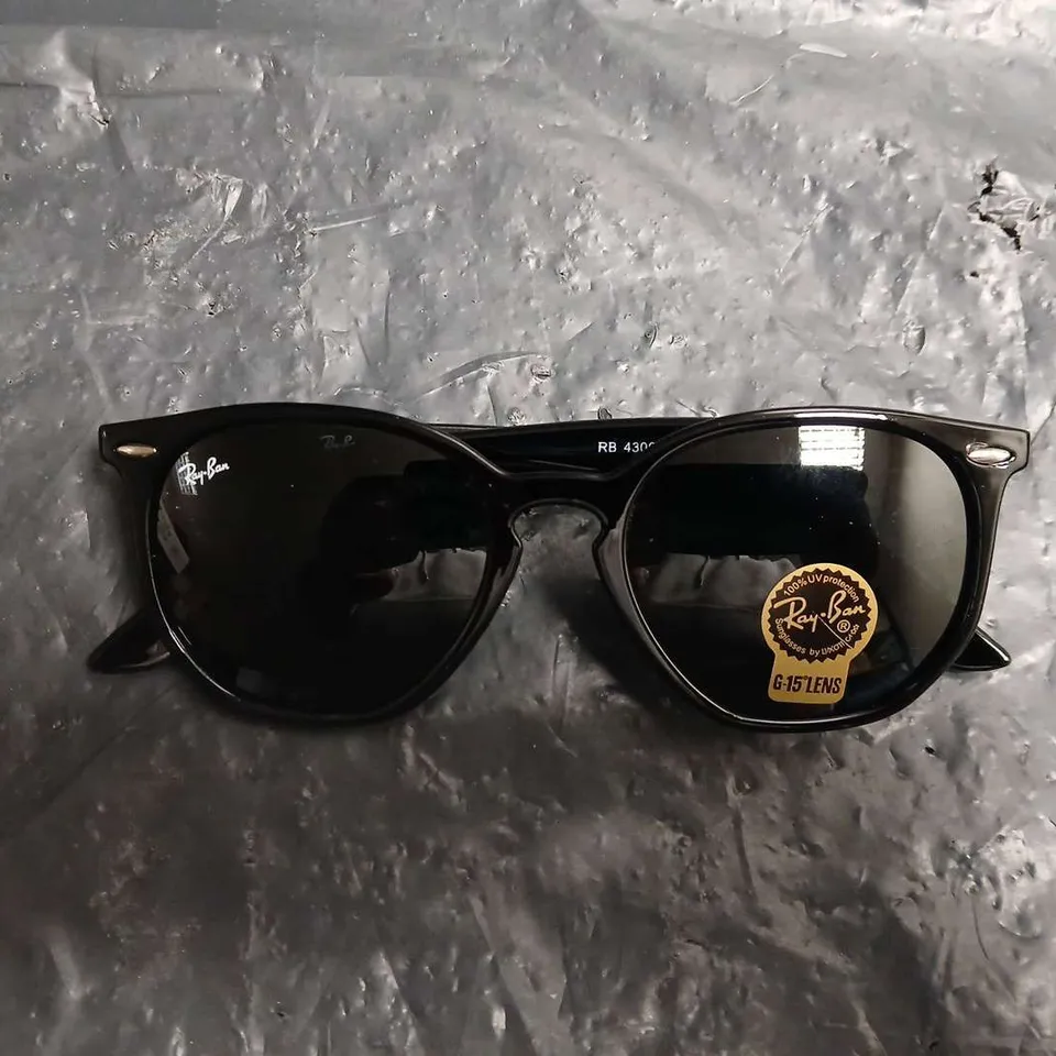 RAY-BAN SUNGLASSES - BLACK FRAME WITH G-15 LENS