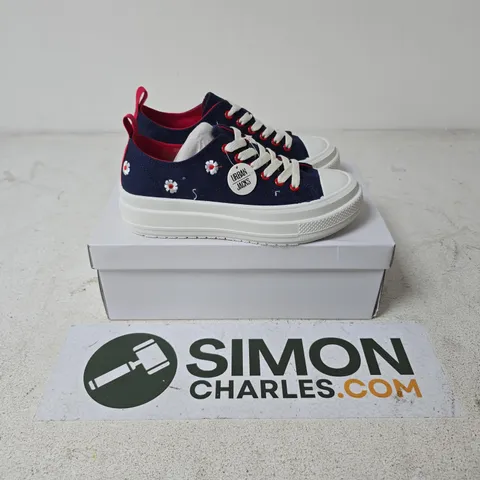 BOXED PAIR OF URBAN JACKS FLEUR TRAINERS IN NAVY/RED - UK 4