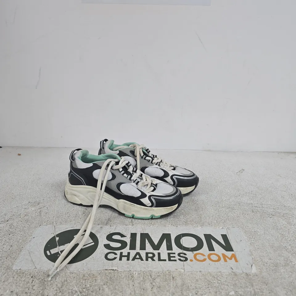 CLEENS SNEAKERS – UK 6
