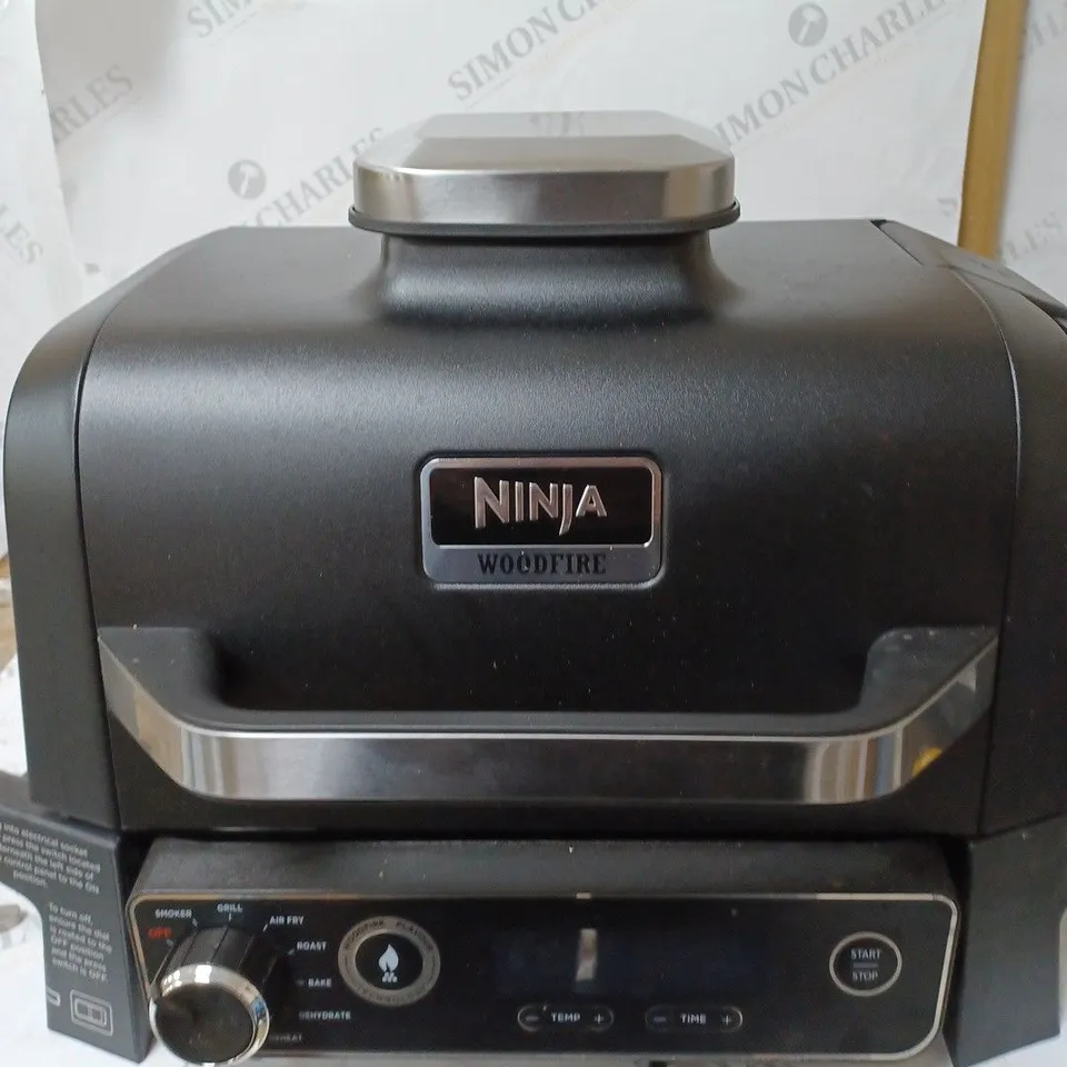 BOXED NINJA WOODFIRE ELECTRIC BBQ GRILL & SMOKER WITH AIR FRY FUNCTION OG701UKQ