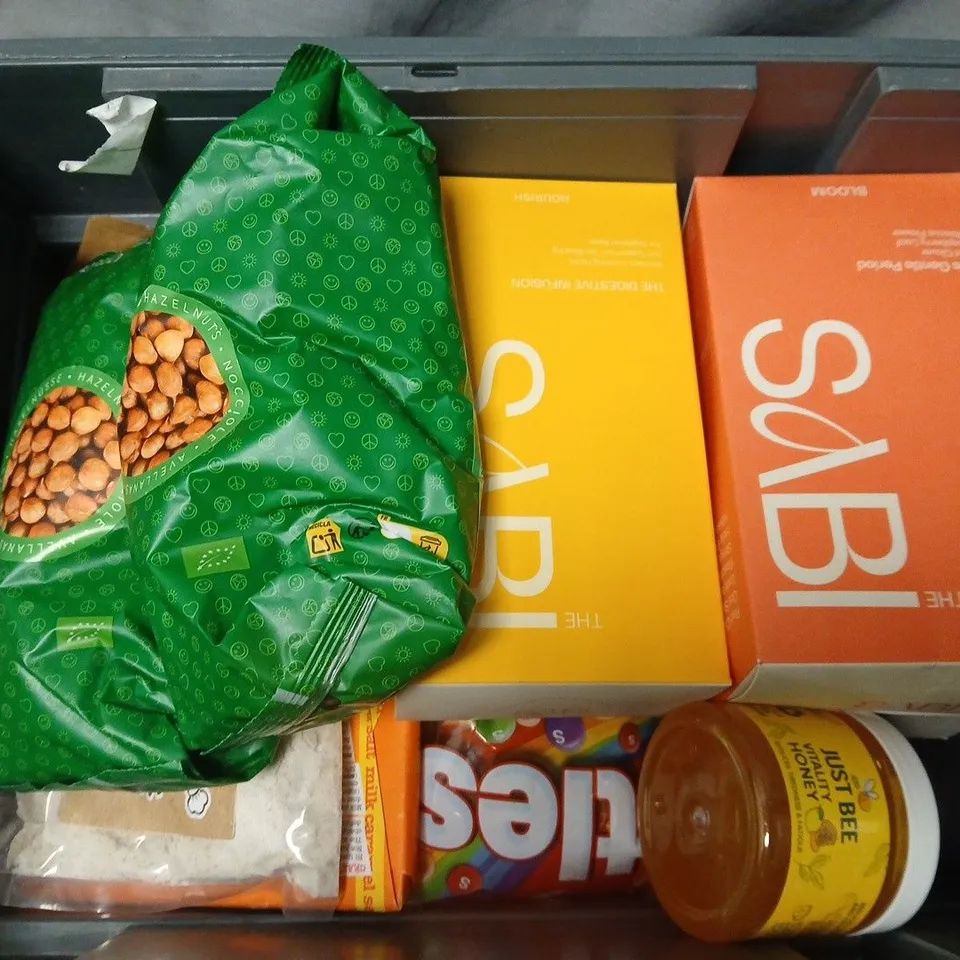 APPROXIMATELY 12 ASSORTED FOOD & DRINK ITEMS TO INCLUDE JUST BEE VITALITY HONEY, THE SABI RED CLOVER, SKITTLES, ETC - COLLECTION ONLY