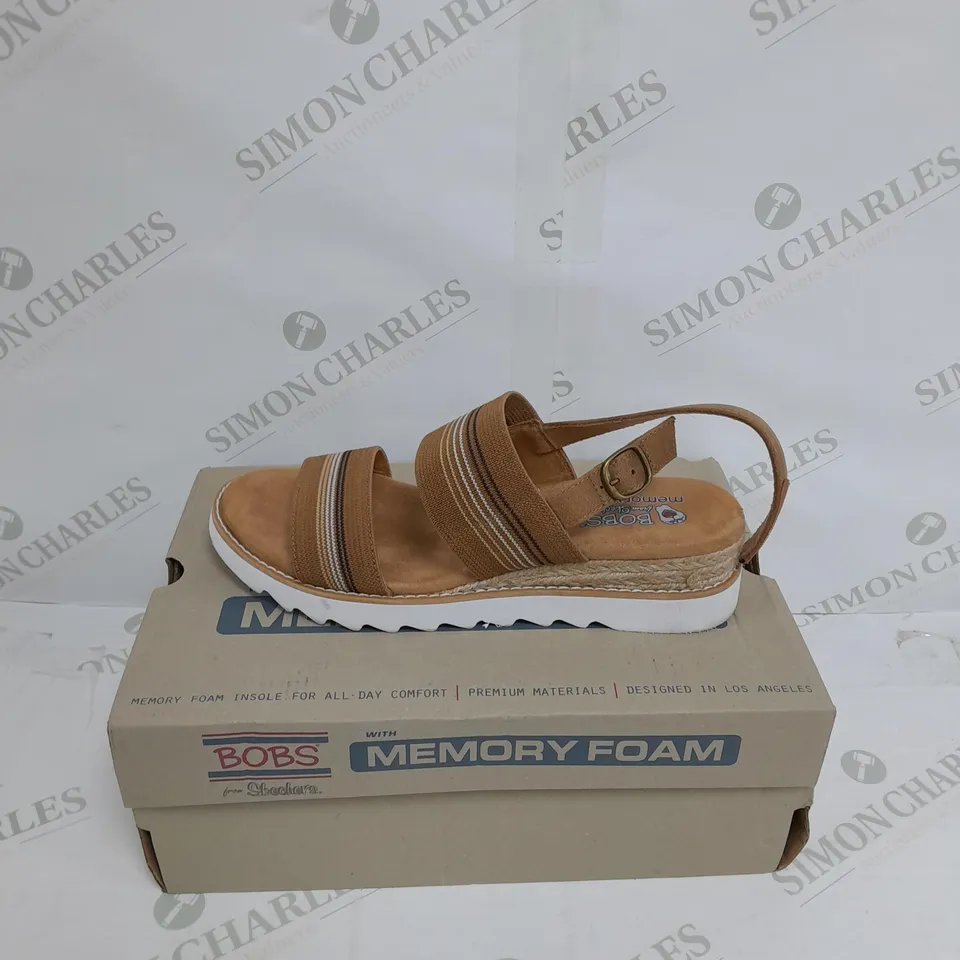 UNBOXED PAIR OF SKETCH DESSERT KISS AND BROWN SANDAL SIZE 6