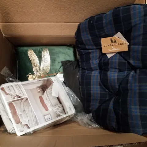 BOX CONTAINING ASSORTED FABRICS INCLUDING PET BED, CUSHIONS & CURTAINS 