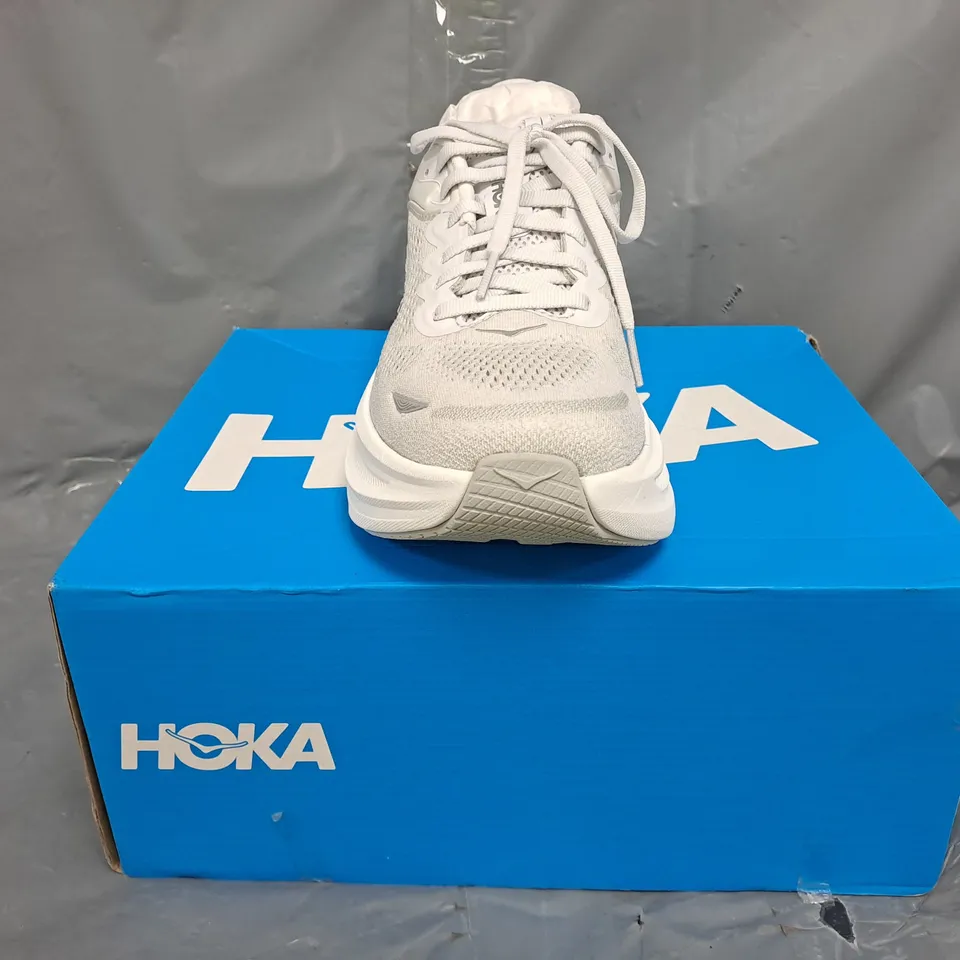 BOXED PAIR OF HOKA BONDI 9 SHOES IN LIGHT GREY SIZE UK SIZE 7
