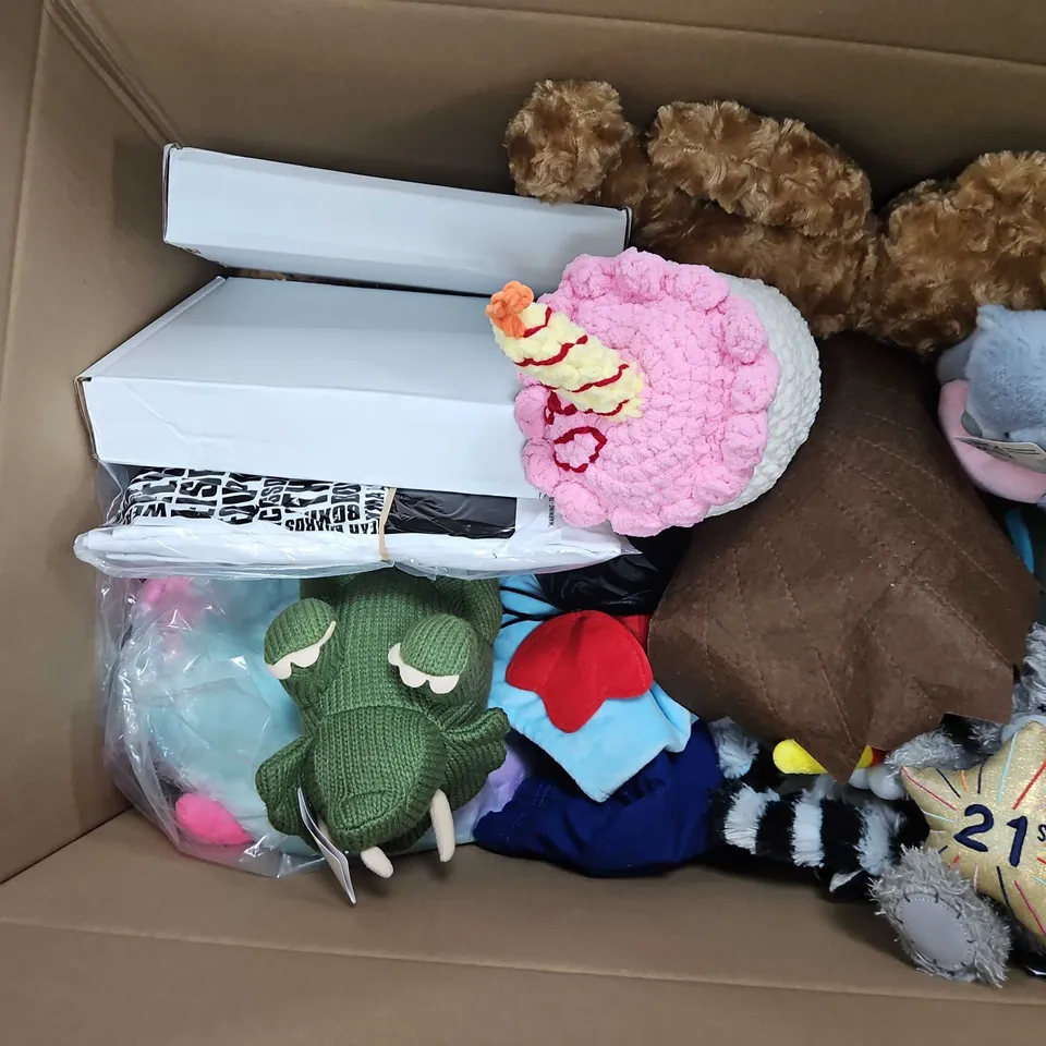 APPROXIMATELY 20 ASSORTED TOYS & GAMES TO INCLUDE TEDDY BEAR, QUEEN ELIZABTEH COSTUME, UNION JACK FLAG, ETC