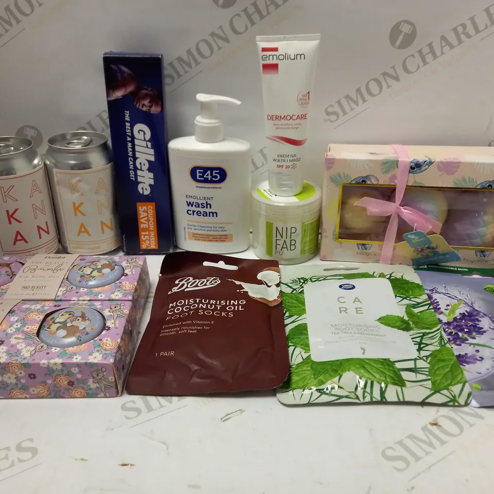 LOT OF APPROX 15 ASSORTED BEAUTY PRODUCTS TO INCLUDE NIP+FAB RESCUE PADS, E45 WASH CREAM, BAMBI LIP BALM SET, ETC 