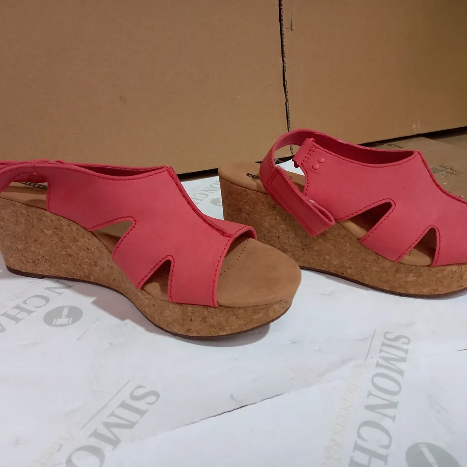 BOXED CLARKS ANNADEL BARI WEDGE SANDAL WIDE FIT CORAL STYLE SIZE 7