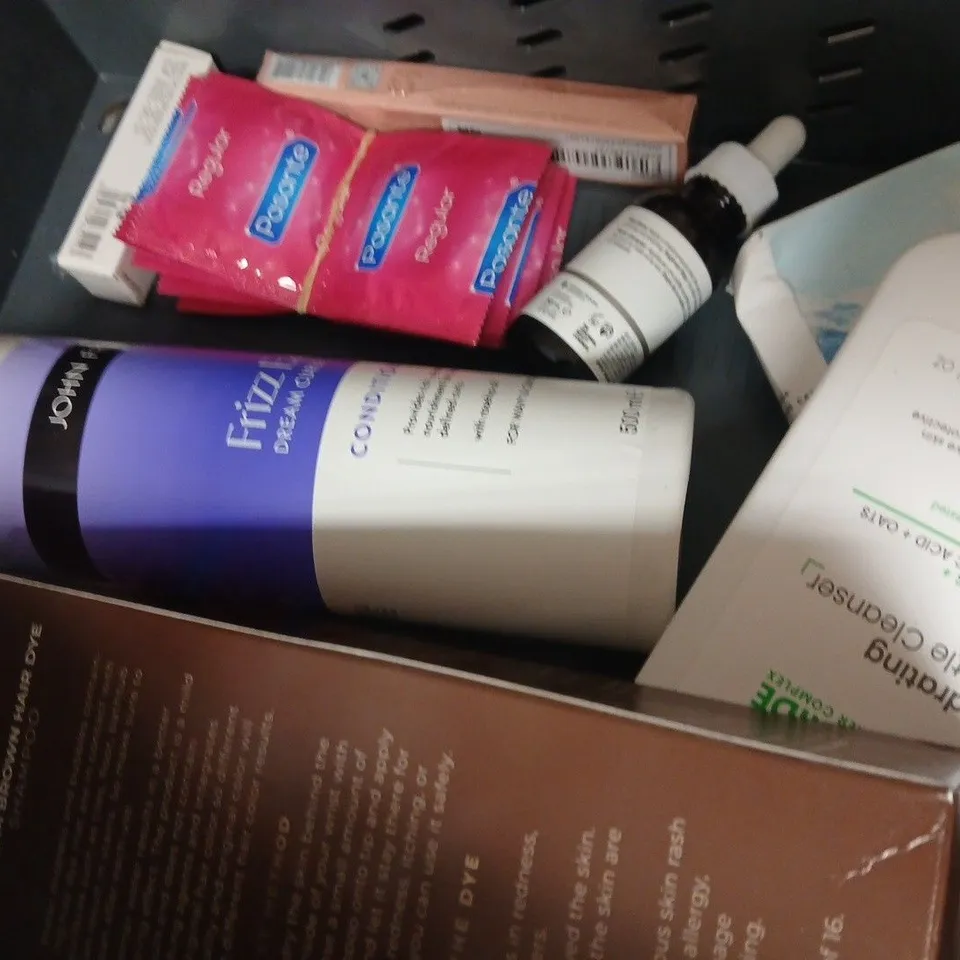 APPROX 12 ASSORTED BEAUTY PRODUCTS TO INCLUDE DERMOL500 SKINCU BODY OIL, POLAR SHAMPOO, ETC