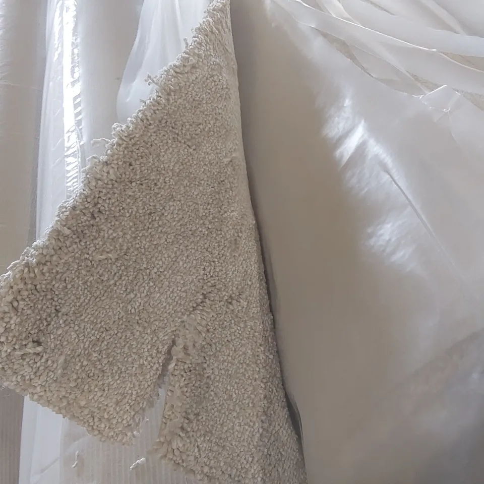 ROLL OF QUALITY SUBLIME VANILLA ICE CARPET - APPROXIMATELY 2.8 x 5m