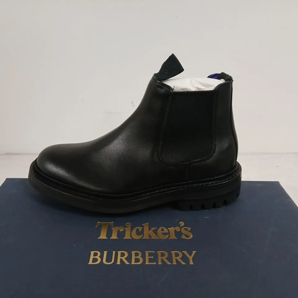 TRICKER'S FOR BURBERRY ANKLE BOOTS – BLACK LEATHER CHELSEA BOOT WITH RUBBER SOLE