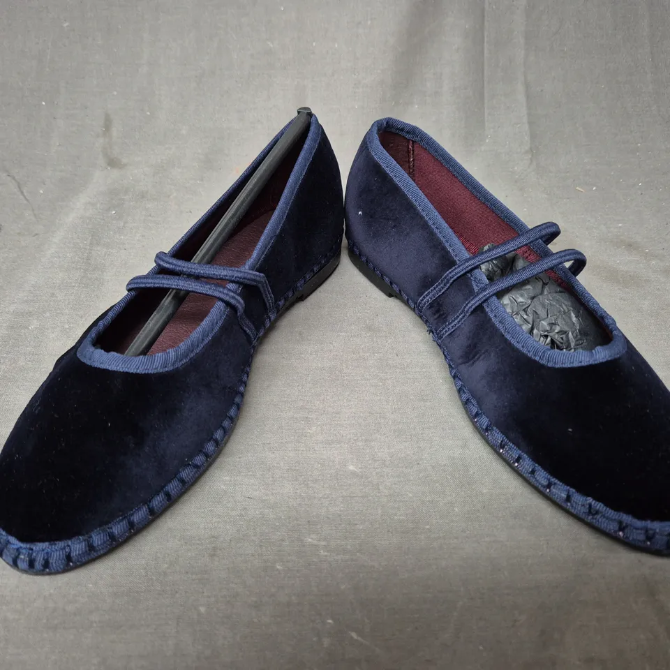 BOXED PAIR OF FLABELUS LAURANCE SHOES IN BLACK/NAVY EU SIZE 36