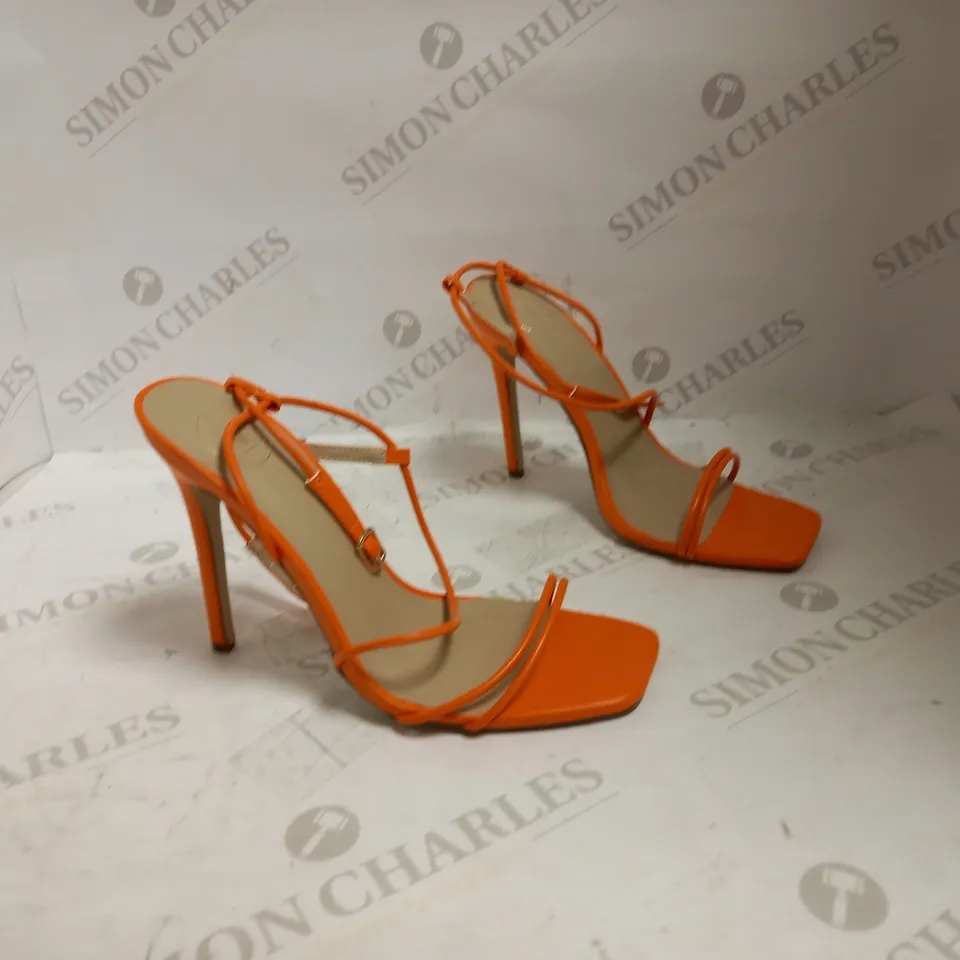 MISSGUIDED SIZE 6 ORANGE PEG HEELS 