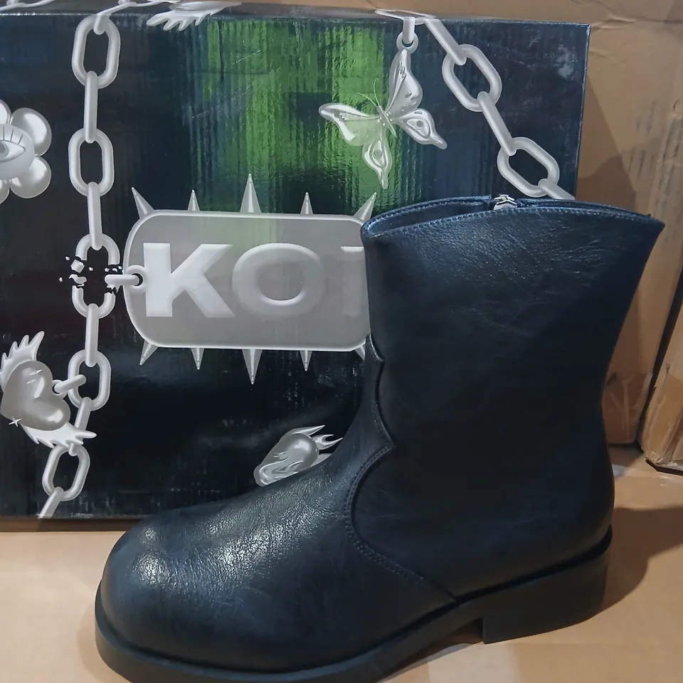 KOI FATELESS MEN'S STACKED BIKER BOOTS - VINTAGE BLACK, UK 8