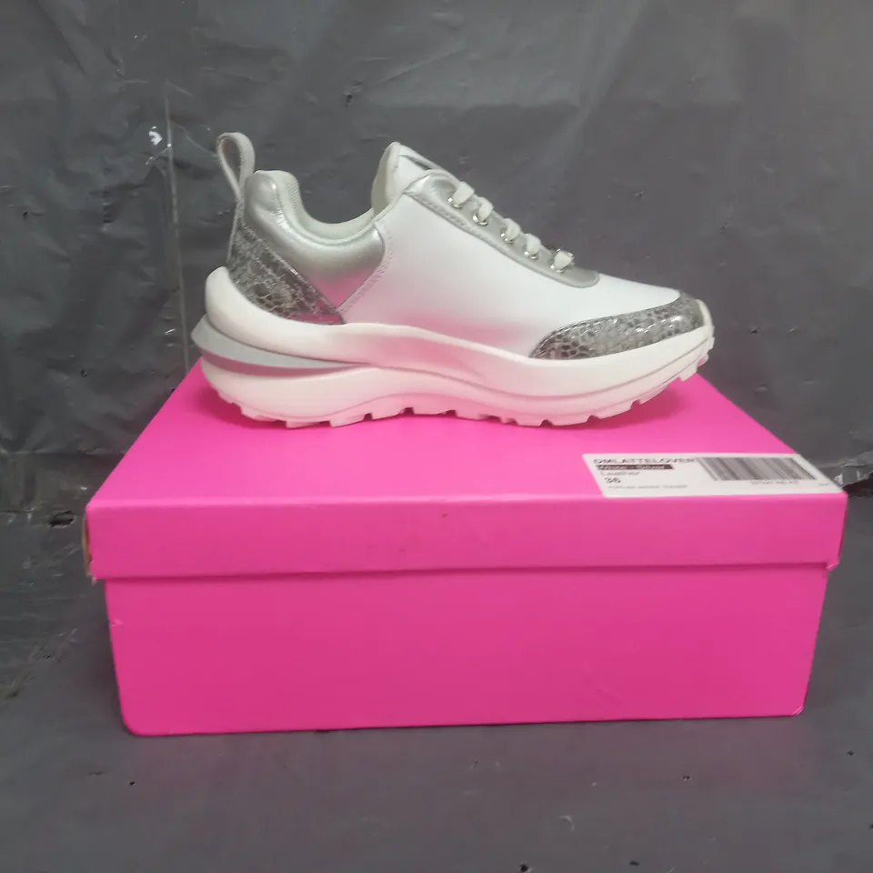 DANNII MINOGUE LATTE LOVERS TRIANERS SILVER/WHITE SIZE 3