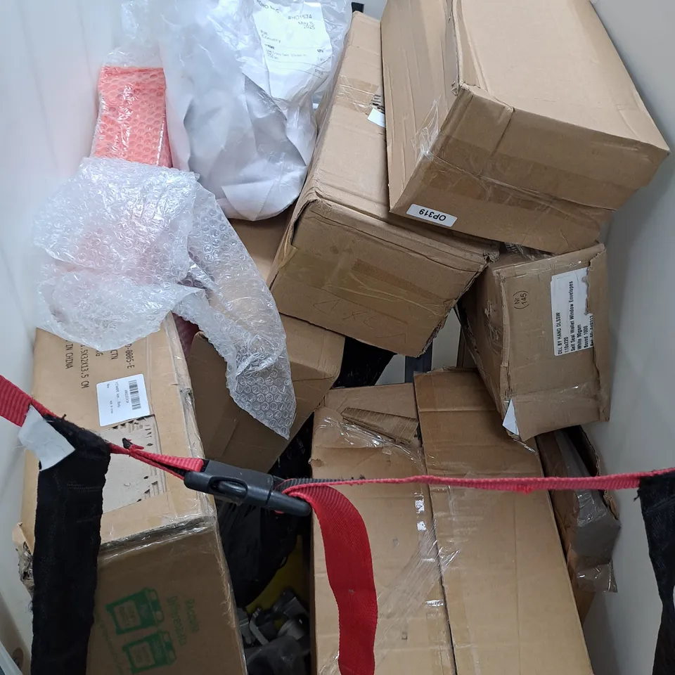 APPROXIMATELY 10 ASSORTED HOUSEHOLD ITEMS TO INCLUDE WEIGHTS, HANDBAG, RACKING ETC 