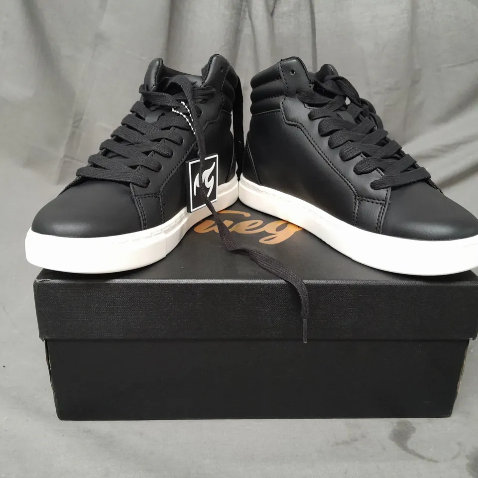 BOXED PAIR OF FUEGO SHOES IN BLACK US SIZE 3.5M/4.5W