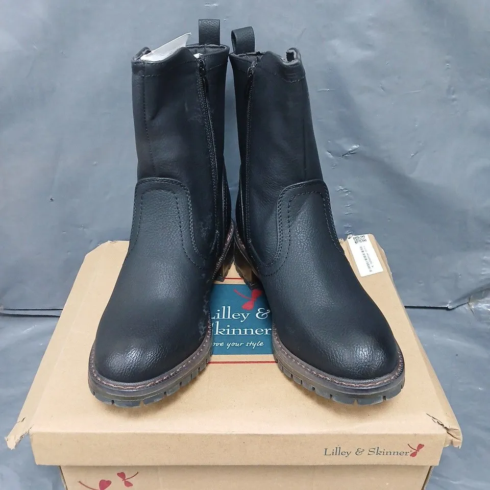 BOXED PAIR OF LILLEY & SKINNER OTTAWA BOOTS IN BLACK - 7.5