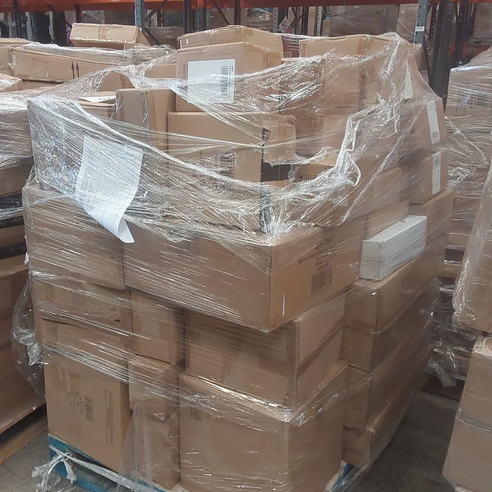 PALLET CONTAINING A LARGE QUANTITY OF ASSORTED LIGHTING PRODUCTS