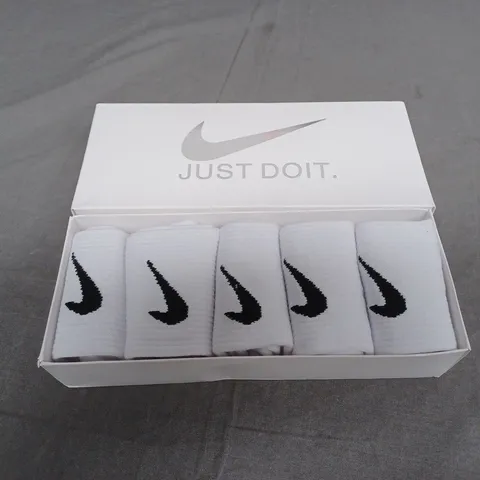 BOXED NIKE WHITE SET OF 5 SOCKS - SIZES UNSPECIFIED