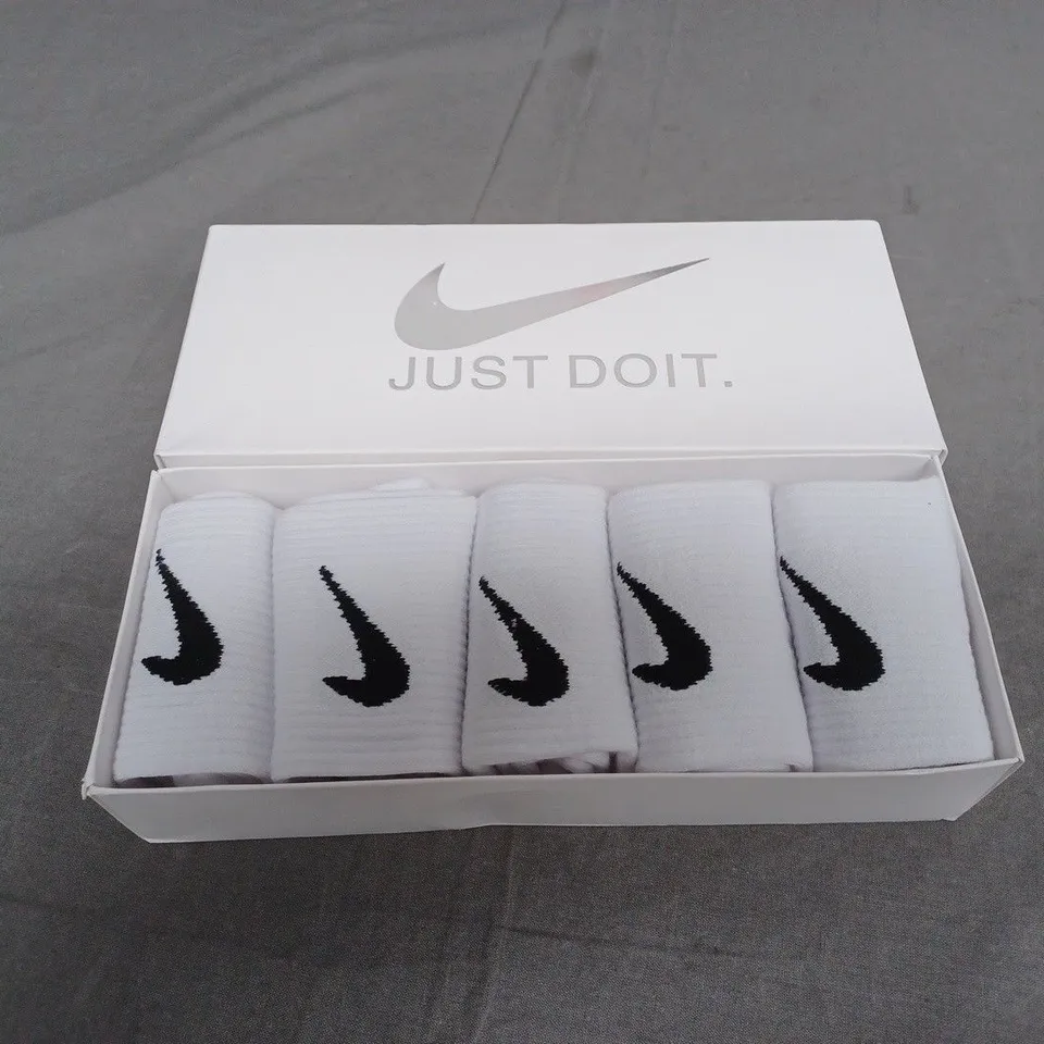 BOXED NIKE WHITE SET OF 5 SOCKS - SIZES UNSPECIFIED 