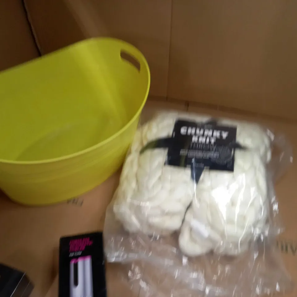 LOT OF APPROX 10 ASSORTED HOUSEHOLD ITEMS TO INCLUDE: LAUNDRY BASKET, CHUNKY KNIT THROW, BOXED MOTTI COFFEE PODS