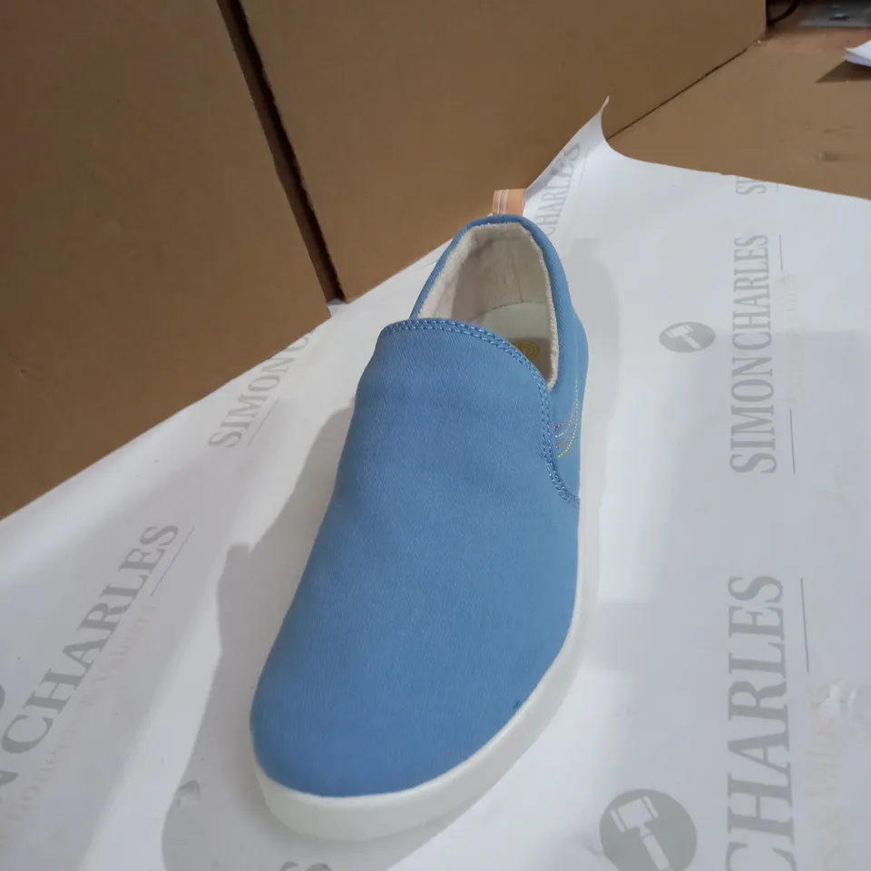 VIONIC BLUE PUMPS SIZE 5.5