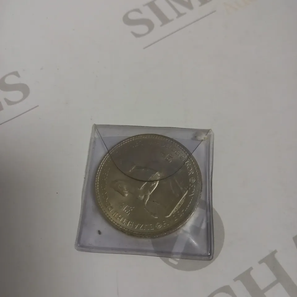 LOT TO CONTAIN APPROX. 13 ASSORTED DECORATIVE AND COMMERATIVE COINS, DESIGNS AND THEMES VARY