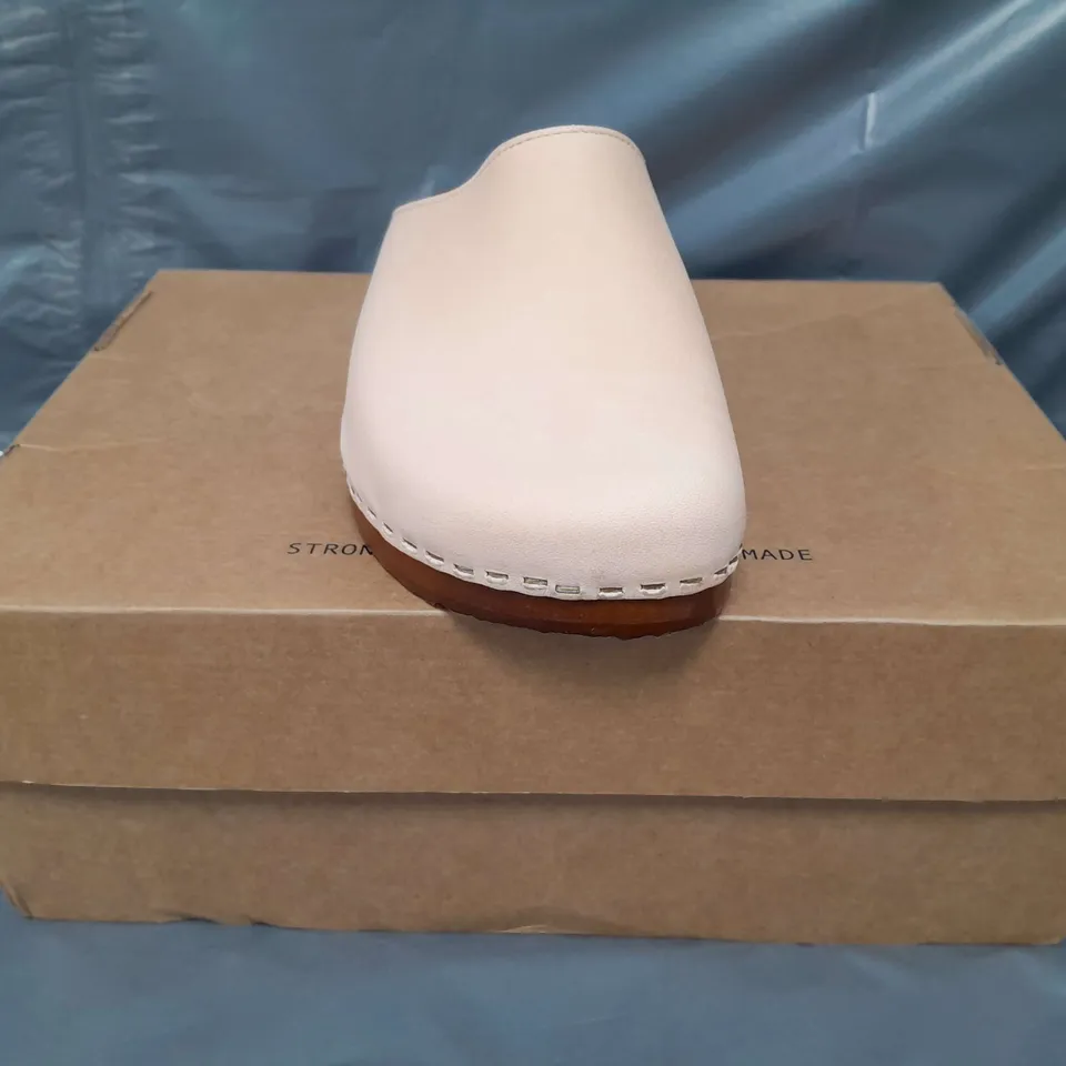BOXED PAIR OF KITTY CLOGS STUDIO CLOGS IN NATURAL EU SIZE 39