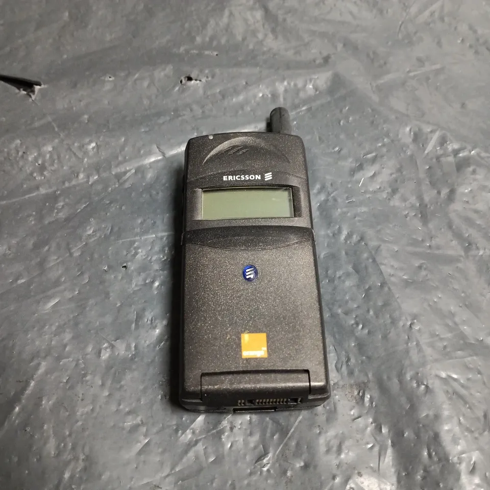 Ericsson T18s Flip Phone – Black