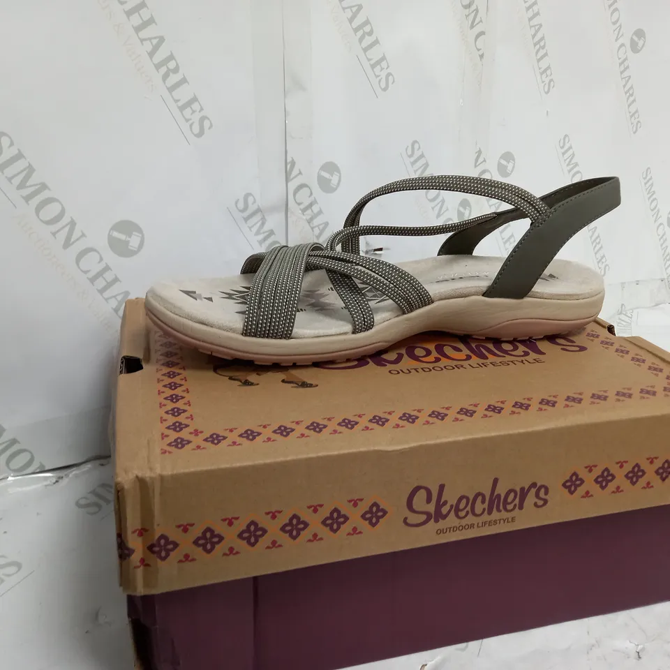 SKETCHERS MEMORY FOAM SANDALS SIZE 7