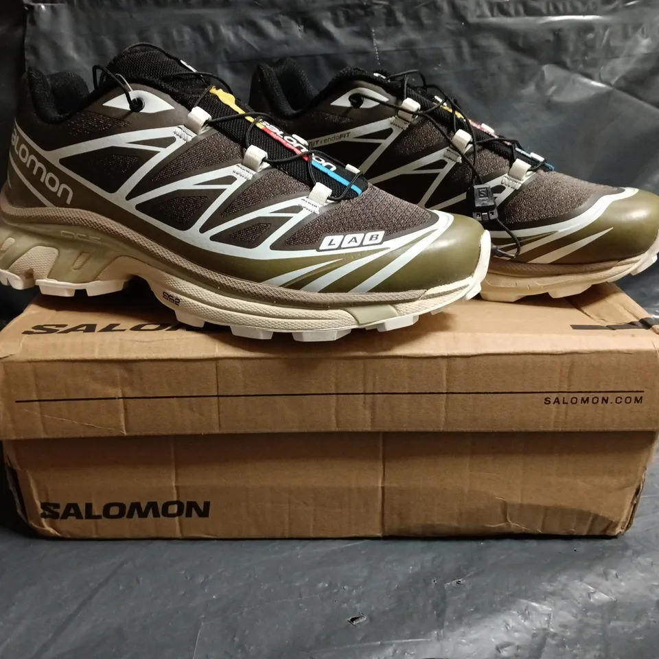 BOXED PAIR OF SALOMON XT-6 RECUT TRAINERS IN WREN/KANGAROO/VANILLA ICE SIZE UK 6