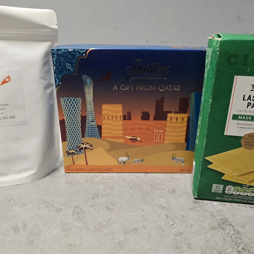 APPROXIMATELY 8 ASSORTED FOOD ITEMS TO INCLUDE - TESCO LASAGNE PASTA , UNORTHADOX ROASTERS , BUTLER A GIFT FROM QATAR ETC