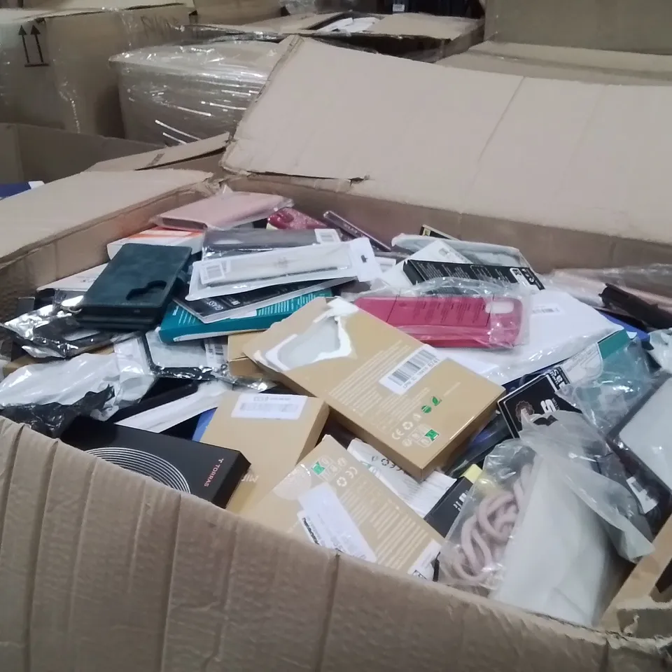 PALLET CONTAINING A LARGE QUANTITY OF ASSORTED PHONE CASES AND SCREEN PROTECTORS 