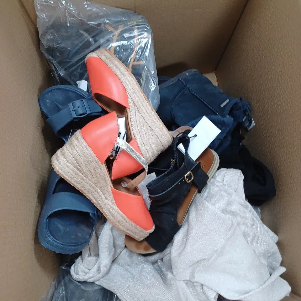 BOX OF APPROXIMATELY 15 ASSORTED CLOTHING ITEMS TO INCLUDE SHOES, JUMPERS, SLIDERS ETC