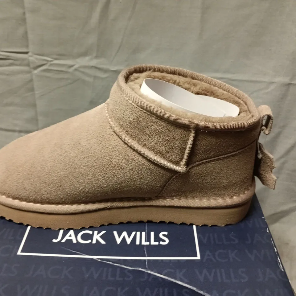 BOXED JACK WILLS KIDS' BROWN SUEDE BOOTS WITH FAUX FUR LINING - UK 5