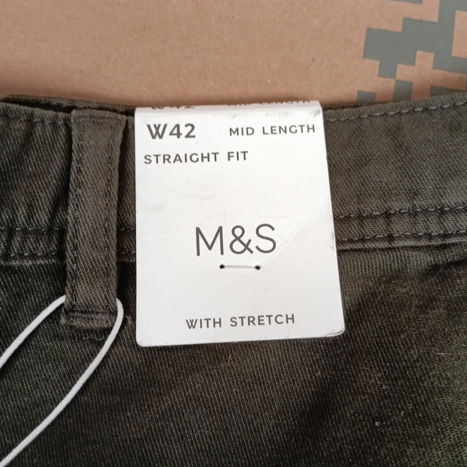 UK 42 (W42) M&S MEN'S MID LENGTH CARGO SHORTS – STRETCH, STRAIGHT FIT