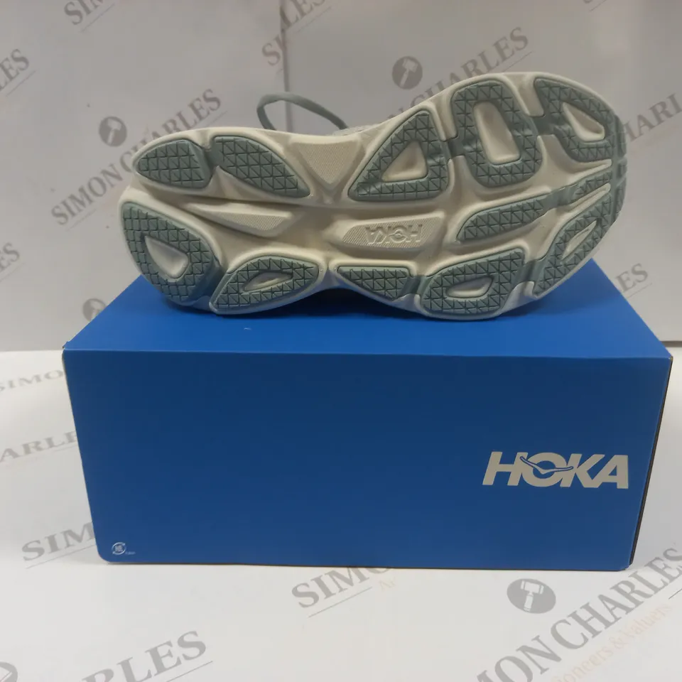 BOXED PAIR OF HOKA WOMENS BONDI 8 RUNNING SHOES UK SIZE 6.5 